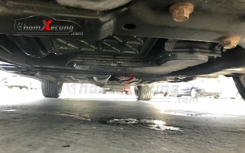 Chú ý các vết rò rỉ dưới gầm tuy nhỏ nhưng tác hại rất lớn