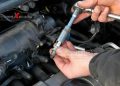 Trong quá trình bảo dưỡng động cơ ô tô cần tháo bugi ra và lau sạch sẽ