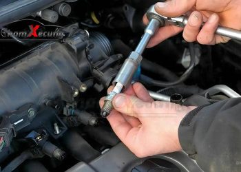 Trong quá trình bảo dưỡng động cơ ô tô cần tháo bugi ra và lau sạch sẽ