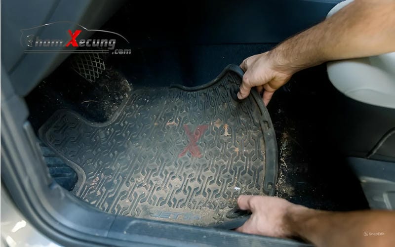 Hút bụi, dọn dẹp sàn Ô tô giúp nội thất bớt đi mùi hôi khó chịu và đảm bảo sức khỏe cho bạn