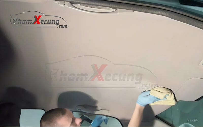 Vệ sinh trần nỉ Ô tô giúp hạn chế ngả màu, ố vàng trên trần Ô tô