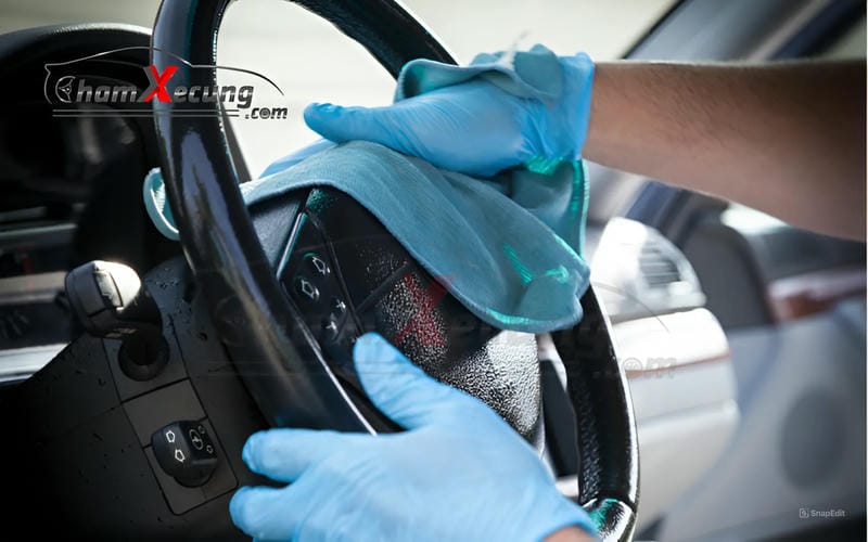 Vô lăng là nơi tiếp xúc vớ tay bạn nhiều nhất vì vậy cần vệ sinh nó thường xuyên