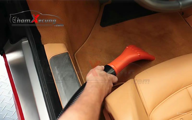 Bệ bước chân là nơi khó vệ sinh nhất, chúng có nhiều chi tiết và gờ góc cạnh