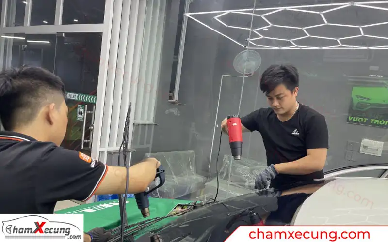 Học viên được thoải mái thực hành sấy phim trên các kính xe thực tế sau khi kết thúc thực hành trên mô hình