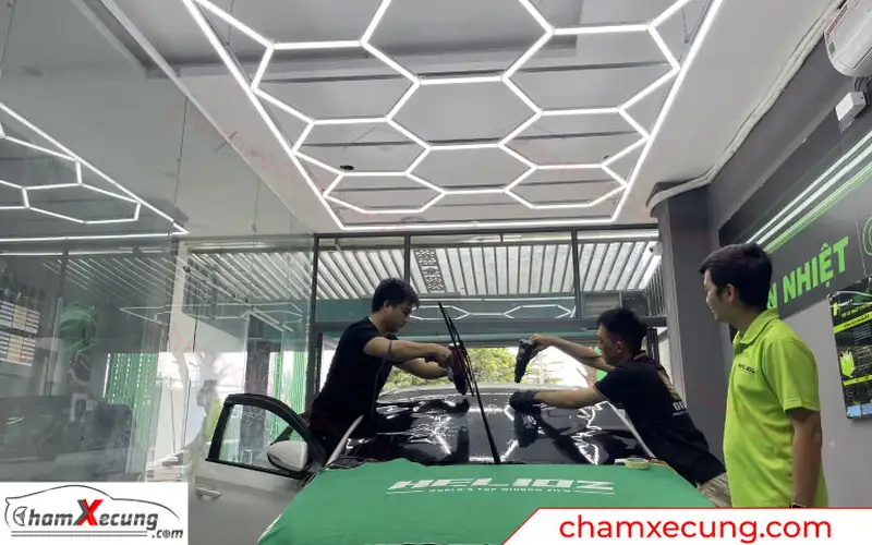 Học viên thực tập với sự giám sát của kỹ thuật viên hướng dẫn trực thuộc đơn vị