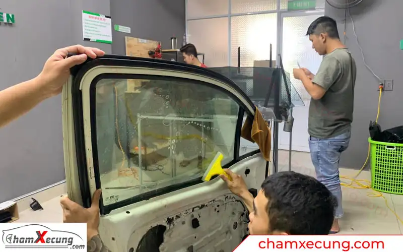 Mô hình kính sườn mô phỏng như kính xe thực tế có thể nâng hạ kính