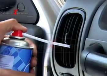 Sử dụng dung dịch vệ sinh chuyên dụng để vệ sinh cửa gió điều hòa