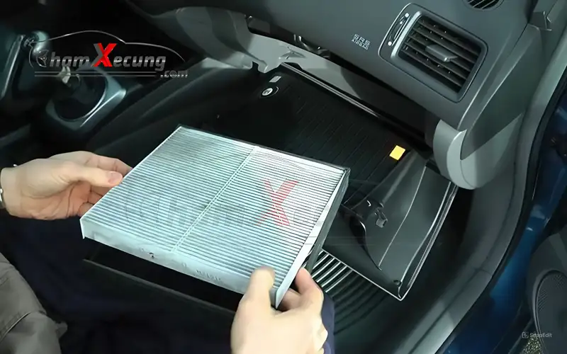 Tháo lọc gió điều hòa dưới cốp bên ghế phụ