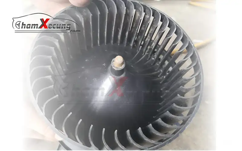 Quạt gió hay còn gọi là quạt lồng sóc có trong hệ thống máy lạnh ô tô